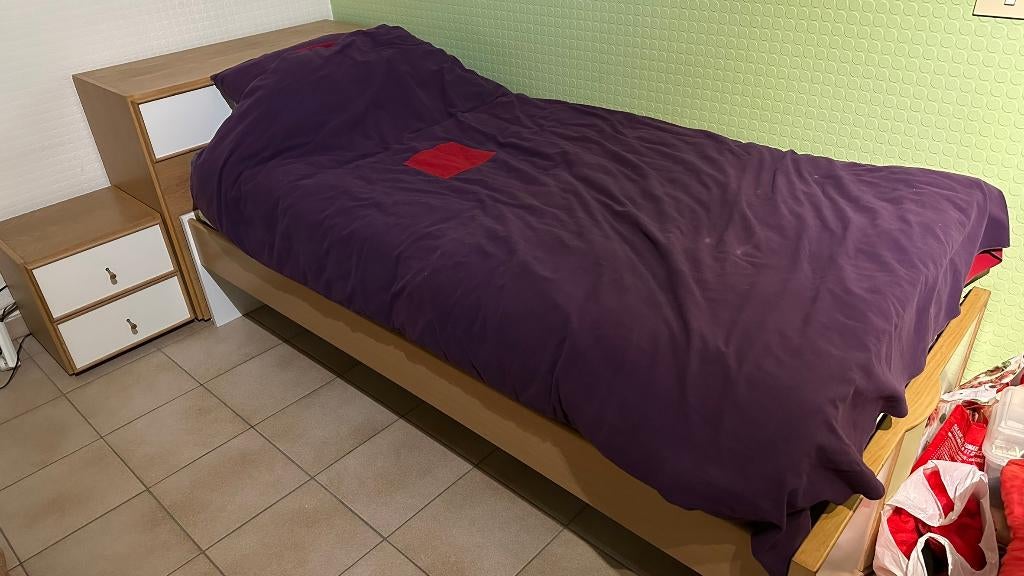 1 persoonsbed vr volwassene met lattenbodem,matras en lakens, Huis en Inrichting, Ophalen, Zo goed als nieuw