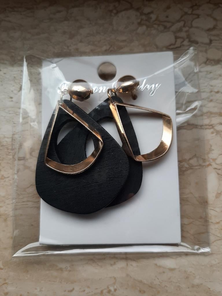 Oorbellen zwart met goud, Handtassen en Accessoires, Oorbellen, Ophalen of Verzenden, Nieuw, Zwart, Goud