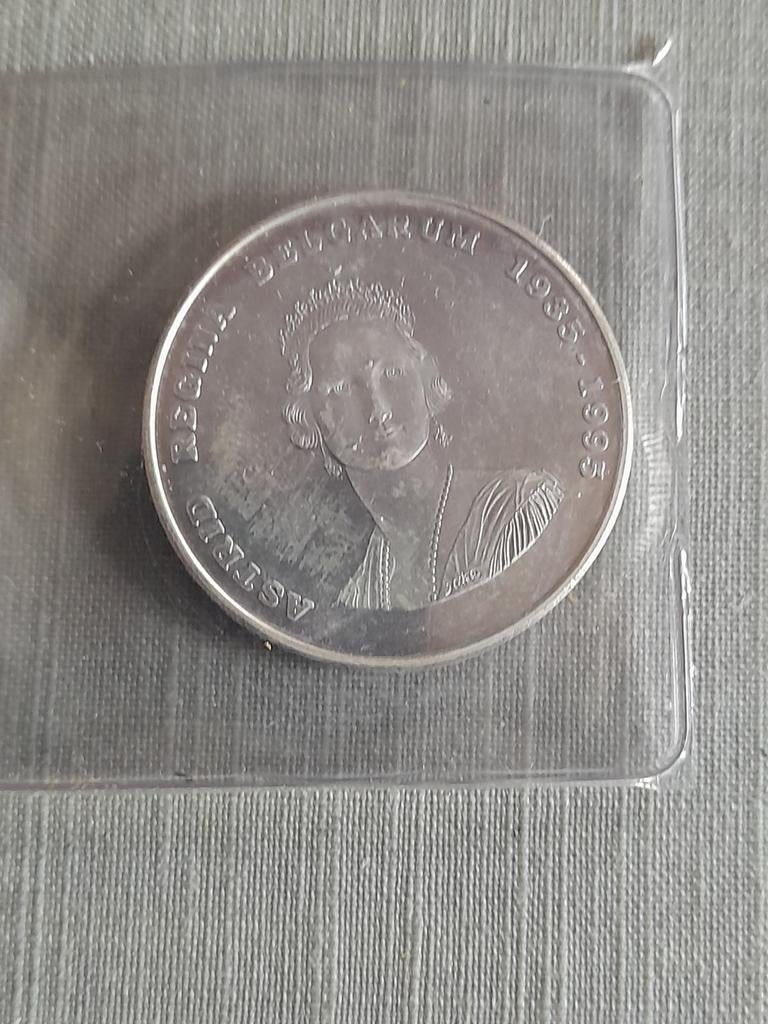 Pièce de 250 FB Trilingue  Reine Astrid  1935 1995, Enlèvement ou Envoi