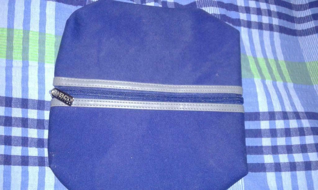 Une trousse de toilette pour homme de kenzo, Bijoux, Sacs & Beauté, Trousses de toilette, Enlèvement ou Envoi, Comme neuf, Bleu