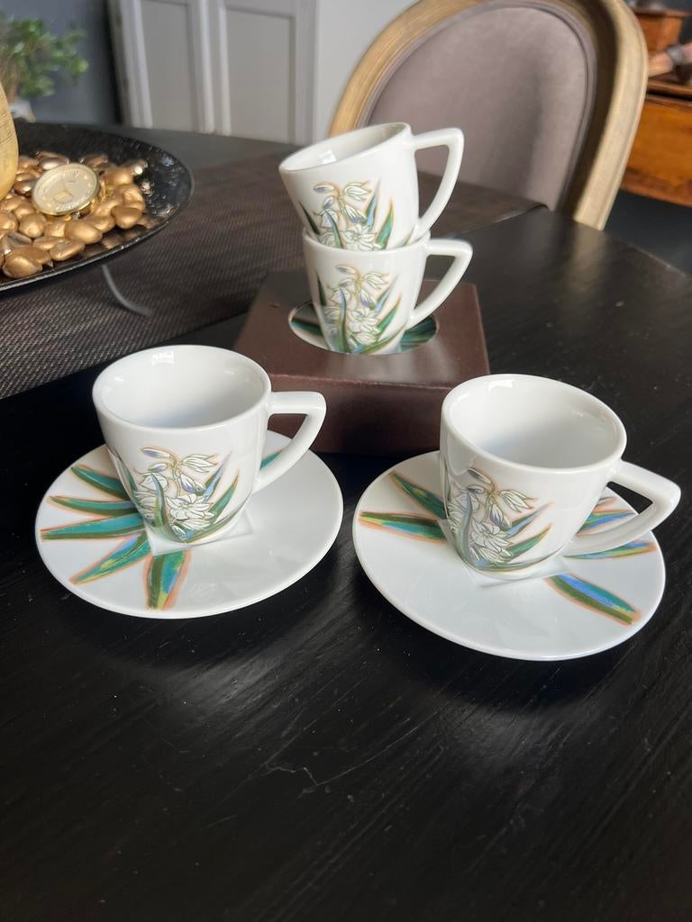 Ensemble 4 tasses  + sous tasses nespresso, Neuf, Porcelaine, Tasse et/ou soucoupe