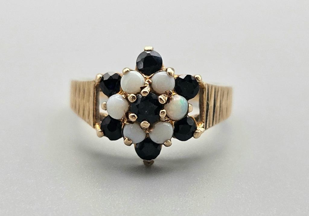 Gouden Vintage ring met edelsteen opaal en saffier. 2024/120, Handtassen en Accessoires, Ringen, 18 tot 19, Overige kleuren, Ophalen of Verzenden