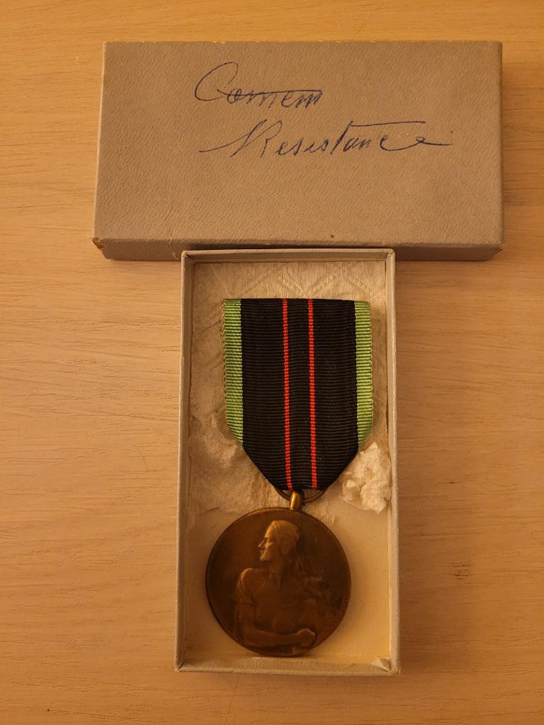 1 médaille d'honneur Médaille - BELGIQUE médaille RESISTERE, Enlèvement ou Envoi, Armée de terre, Ruban, Médaille ou Ailes