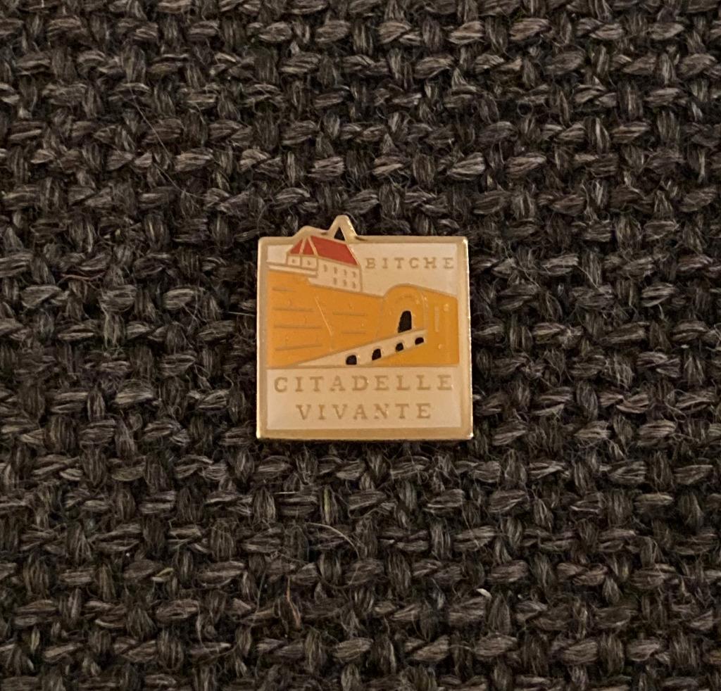 PIN - CITADELLE VIVANTE - BITCHE - FRANCE - FRANKRIJK, Envoi, Utilisé, Ville ou Campagne, Insigne ou Pin's
