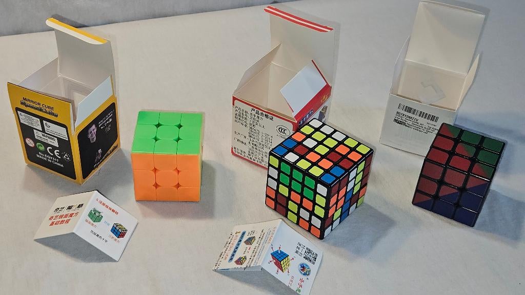 Lot de 3 Rubik Speed cube spéciaux état neuf + boite + pieds, Hobby en Vrije tijd, Denksport en Puzzels, Ophalen of Verzenden