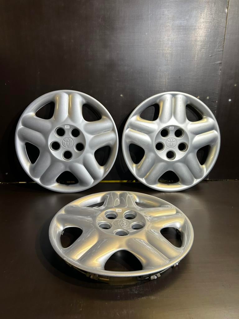 3 wieldoppen Toyota Corolla Verso Yaris 15", Auto diversen, Wieldoppen, Gebruikt, Ophalen of Verzenden