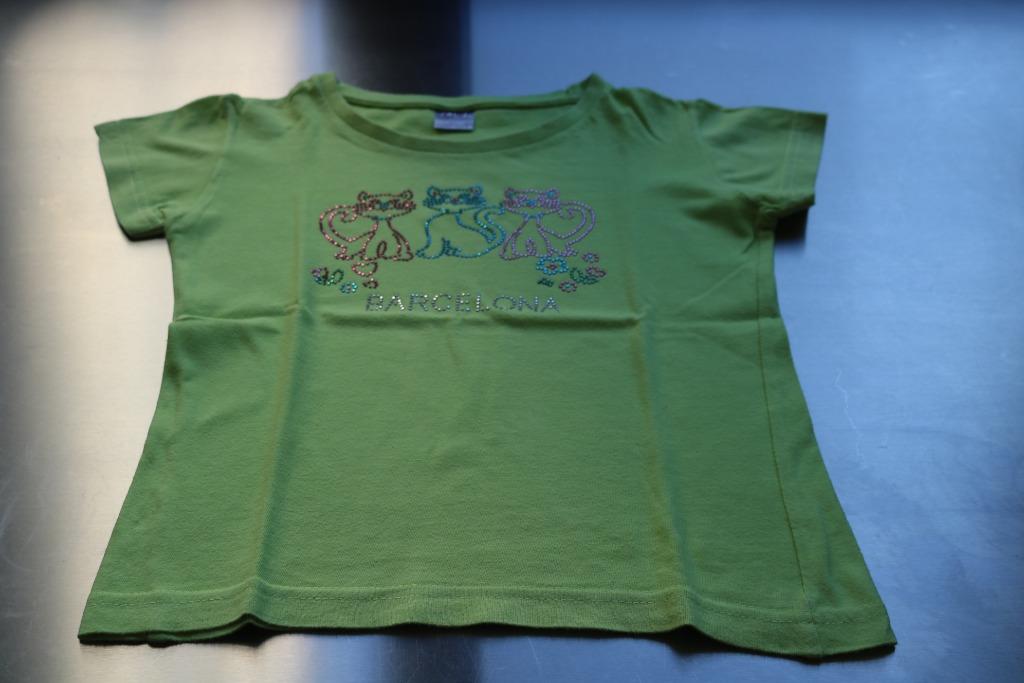 groene t-shirt Barcelona maat 110, Kinderen en Baby's, Ophalen of Verzenden, Gebruikt, Meisje, Shirt of Longsleeve