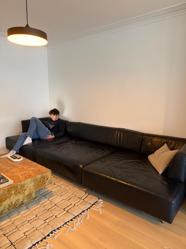 Grand siège en cuir noir, Maison & Meubles, Canapés | Salons, Utilisé, Banc droit, Autres dimensions, 300 cm ou plus, 100 à 125 cm