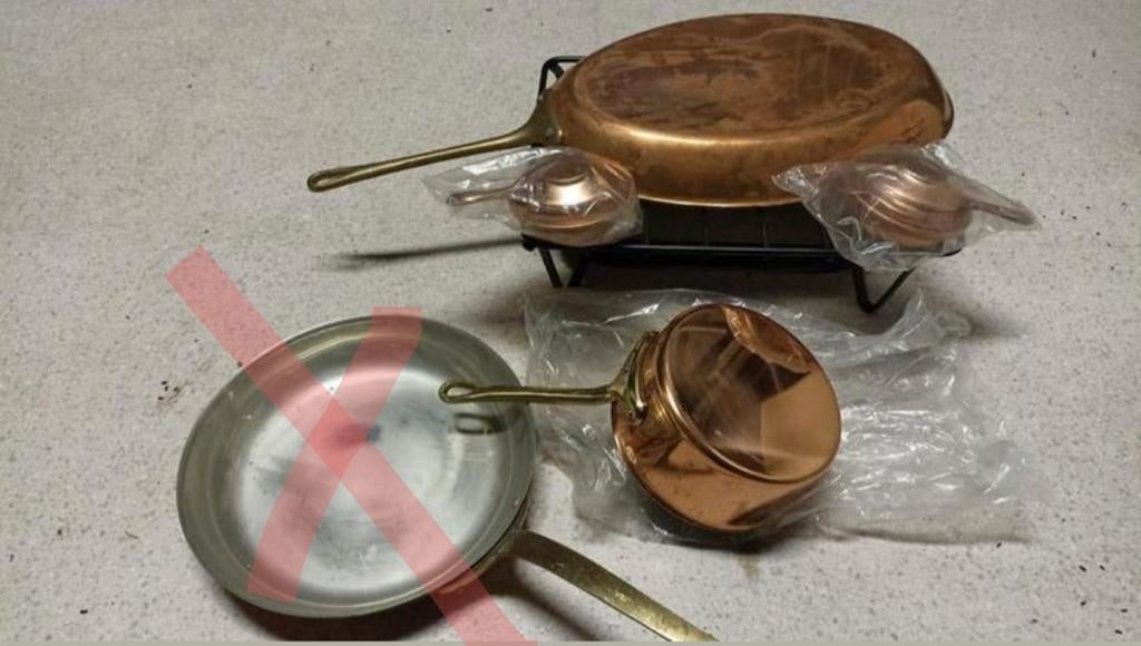 koperen pannen en steelpan, Ophalen