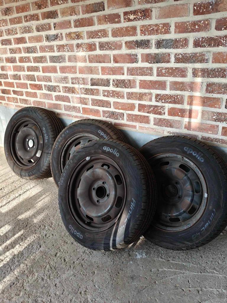 4x autobanden 185/ 65 R15 en 4 velgen peugeot 208. Nieuw, Neuf, Pneus et Jantes, Véhicule de tourisme, Pneus été
