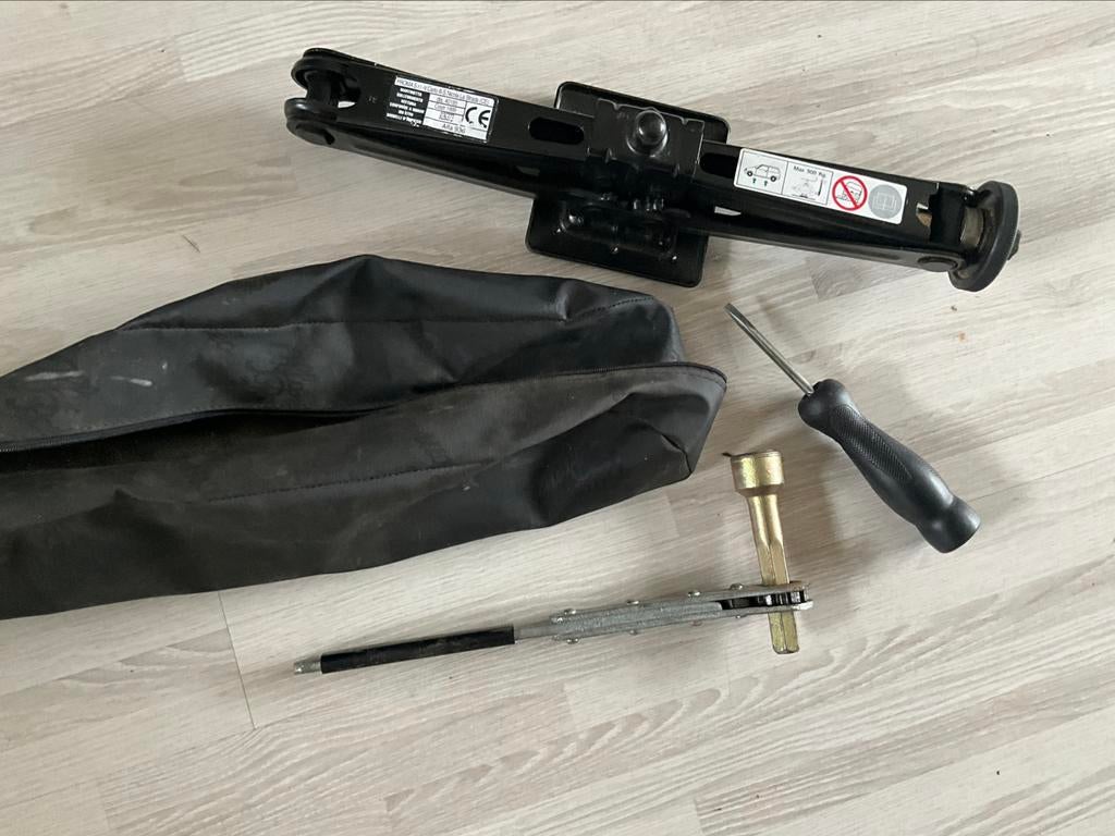 Alfa Romeo 936 krik en ratelsleutel en schroevendraaier, Ophalen of Verzenden, Zo goed als nieuw