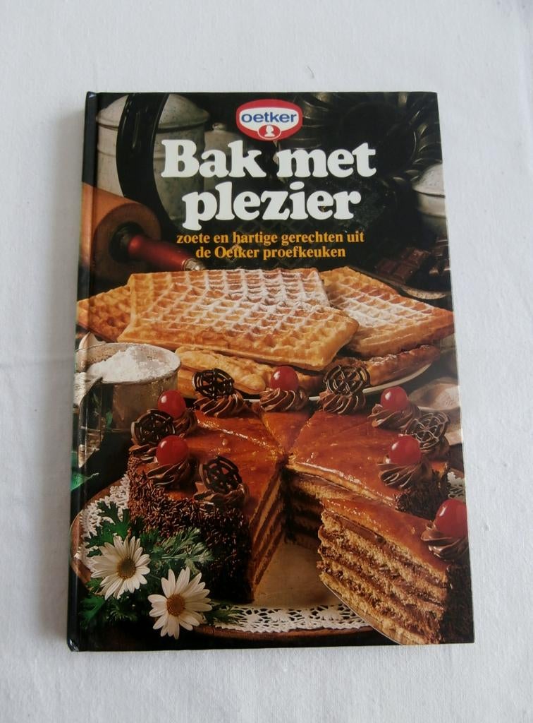 Kookboek " Bak met Plezier OETKER " deel 1 1981, Gâteau, Tarte, Pâtisserie et Desserts, Enlèvement ou Envoi, Oetker, Comme neuf