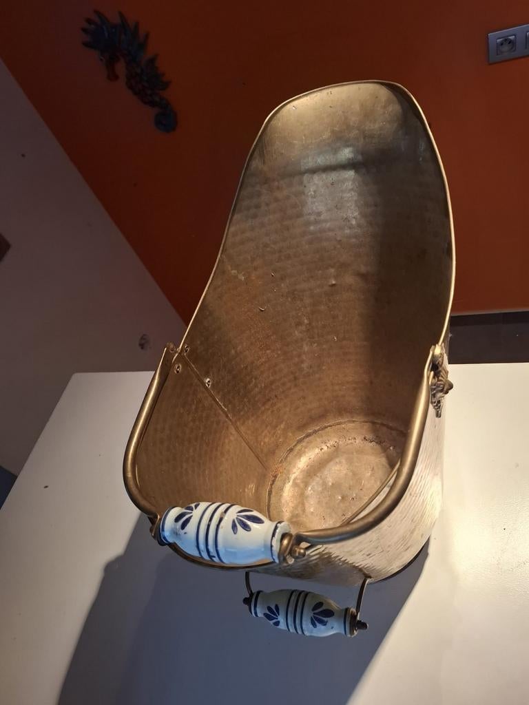 Kolenbak in koper met delfts handvat, Ophalen