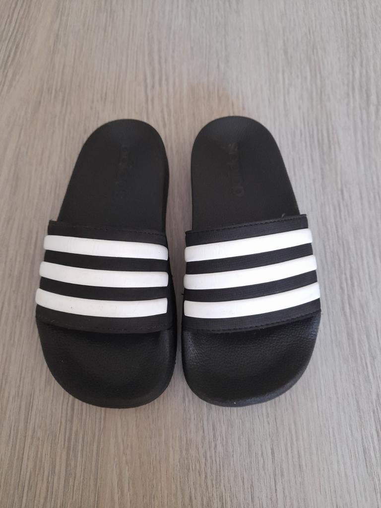 Zwart/ witte Adidas slippers 32, Adidas, Jongen of Meisje, Overige typen, Ophalen of Verzenden