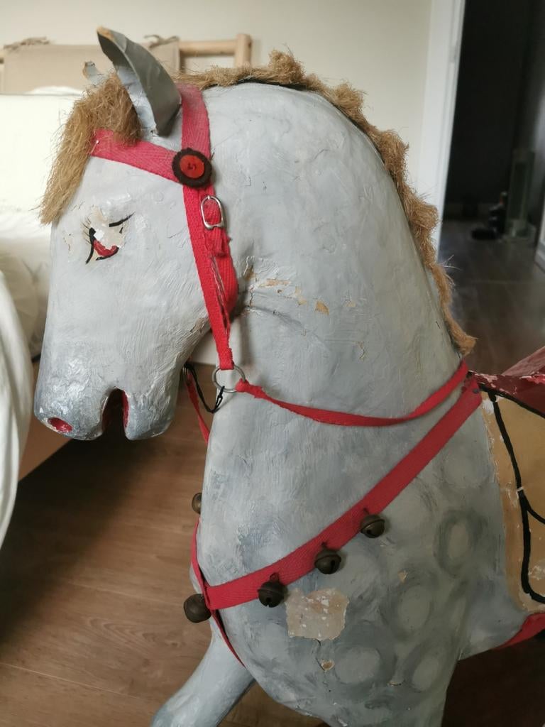 Heel oud paard op wieltjes, Ophalen