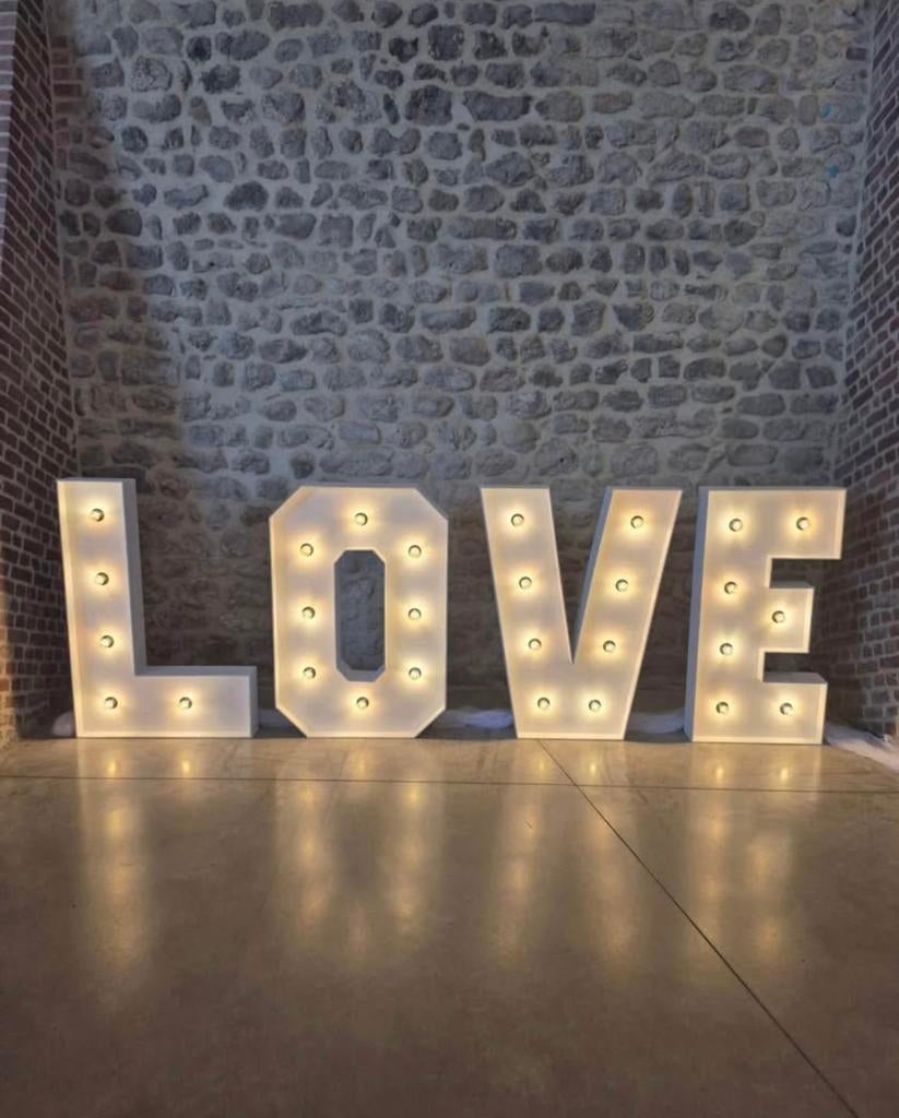 LOVE lichtgevende letters - Decoratie (huren of kopen), Huis en Inrichting, Woonaccessoires | Wanddecoraties, Zo goed als nieuw