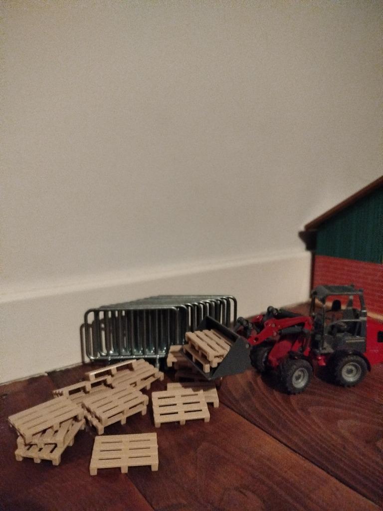 Bruder Heftruck + hekjes en palletjes, Ophalen, Gebruikt
