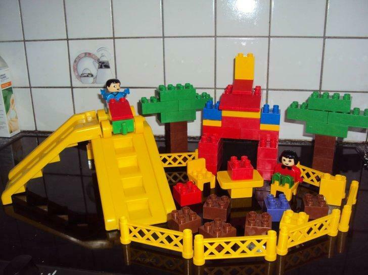 Leuk speelset plastieke blokjes met mama, papa, auto.., Kinderen en Baby's, Ophalen of Verzenden, Gebruikt