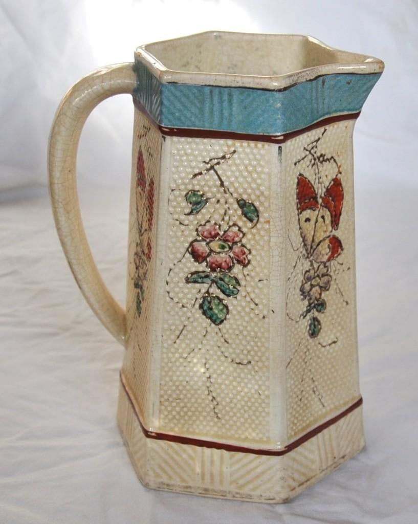 pichet barbotine mouzin lecat nimy decor fleur papillon, Enlèvement ou Envoi