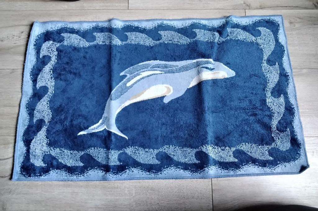 Grande carpette/tapis de salle de bain Dauphin +/-100 +-/60, Enlèvement ou Envoi, Comme neuf, Bleu, Tapis de bain