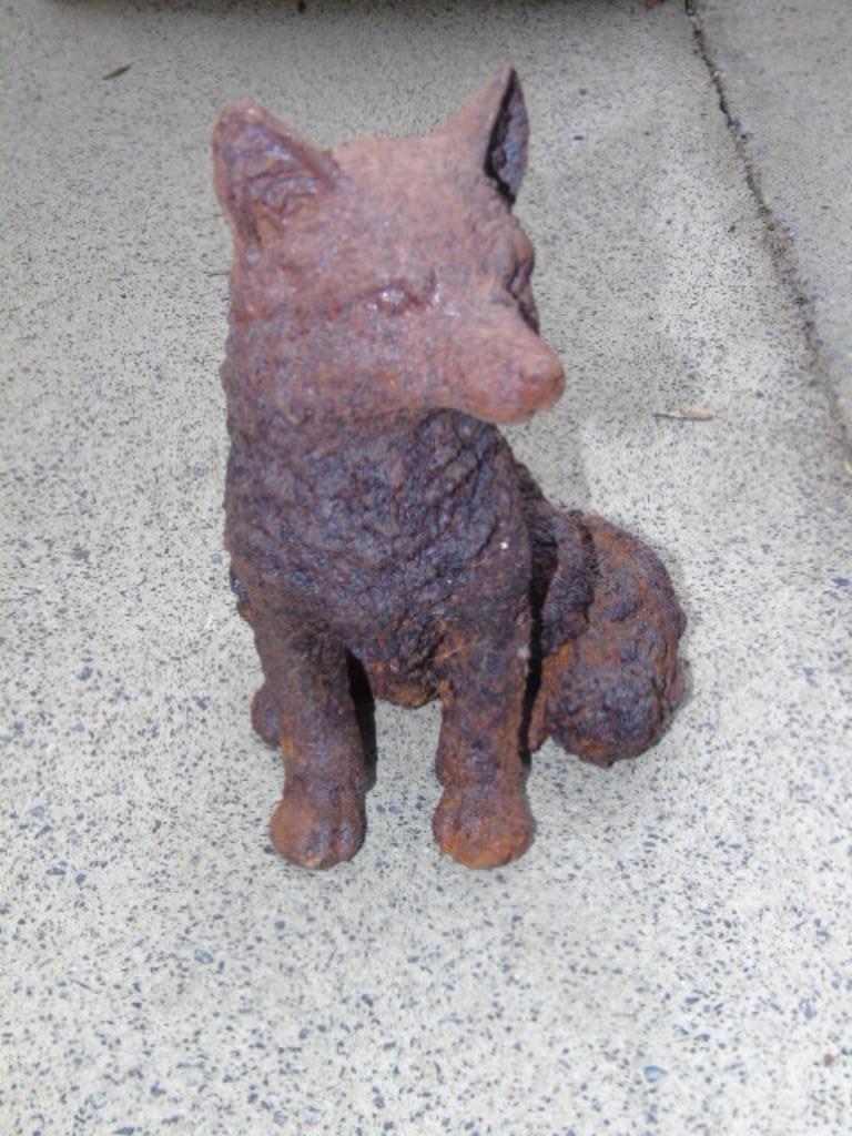 Beeldje van een kleine vos, vossenwelp in roestig gietijzer,, Tuin en Terras, Tuinbeelden, Zo goed als nieuw, Dierenbeeld, Metaal
