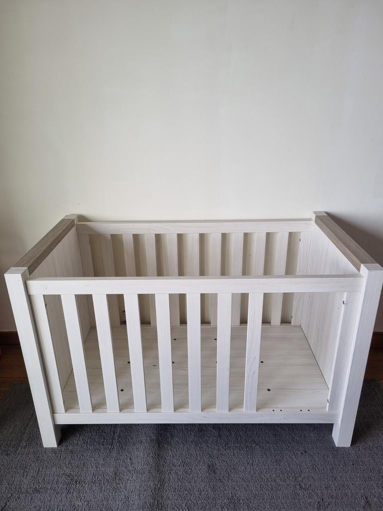 Kinderkamer (bedje + commode+luiertafel), Kinderen en Baby's, Kinderkamer | Complete kinderkamers, Ophalen of Verzenden, Zo goed als nieuw