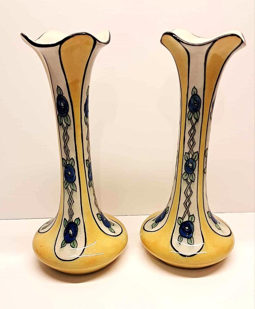 Paire de vases balustres à col quadrilobé en faïence, Enlèvement