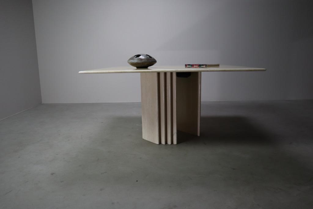 Table à manger en travertin avec base sculpturale, Italie, Enlèvement