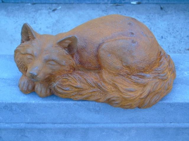 statue un renard coucher en fonte rouillé ., Jardin & Terrasse, Statues de jardin, Neuf, Animal, Métal, Enlèvement ou Envoi