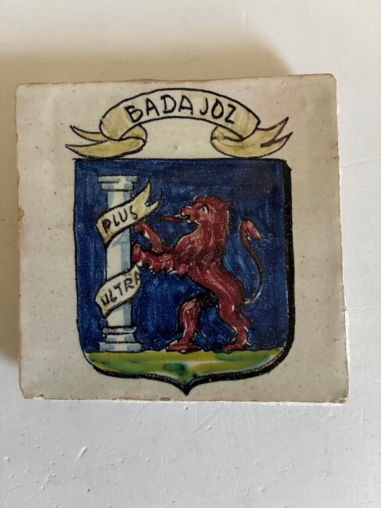 Spaanse wapentegel in uitstekende staat., Antiek en Kunst, Antiek | Wandborden en Tegels, Ophalen of Verzenden