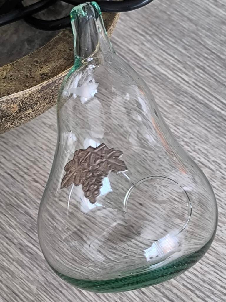 Poire en verre avec écusson en étain, Enlèvement