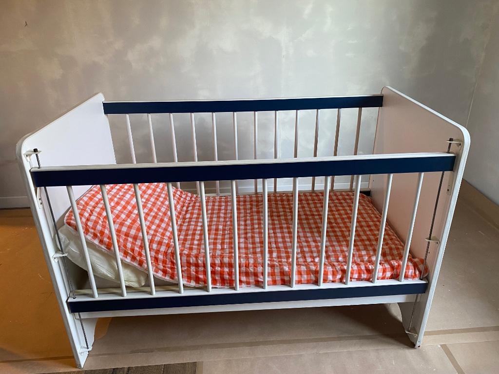Houten kinderbedje te koop, Kinderen en Baby's, Kinderkamer | Bedden, Zo goed als nieuw, Minder dan 140 cm, Minder dan 70 cm, Ophalen