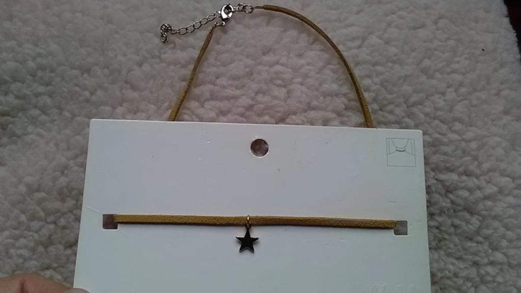 Chocker/beige choker met suèdelook H&M nieuw, Handtassen en Accessoires, Kettingen, Met hanger, Overige materialen, Beige, Nieuw
