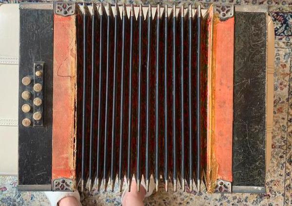 Accordeon van de vorige eeuw in hout, Muziek en Instrumenten, Gebruikt, Knopaccordeon