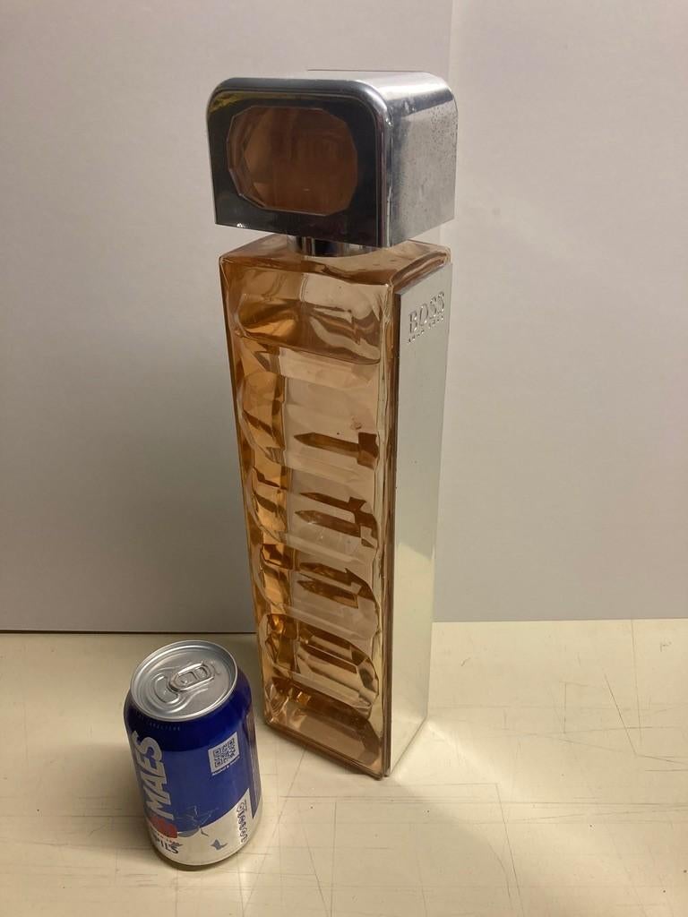 Parfums flacon factice BOSS, Enlèvement