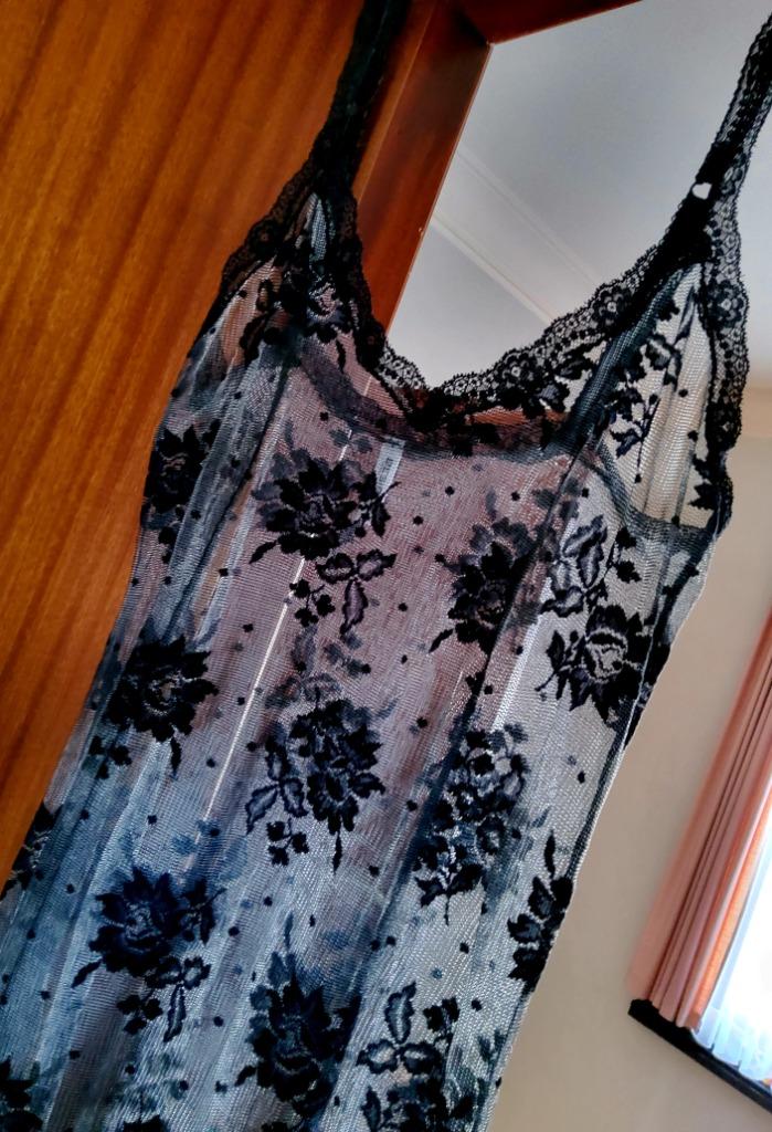 Robe transparente avec roses, Envoi, Vêtements de nuit