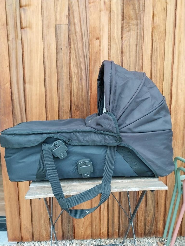 Zwarte draagmand Mountain Buggy Urban Jungle met regenhoes, Ophalen, Gebruikt, Overige merken, Regenhoes