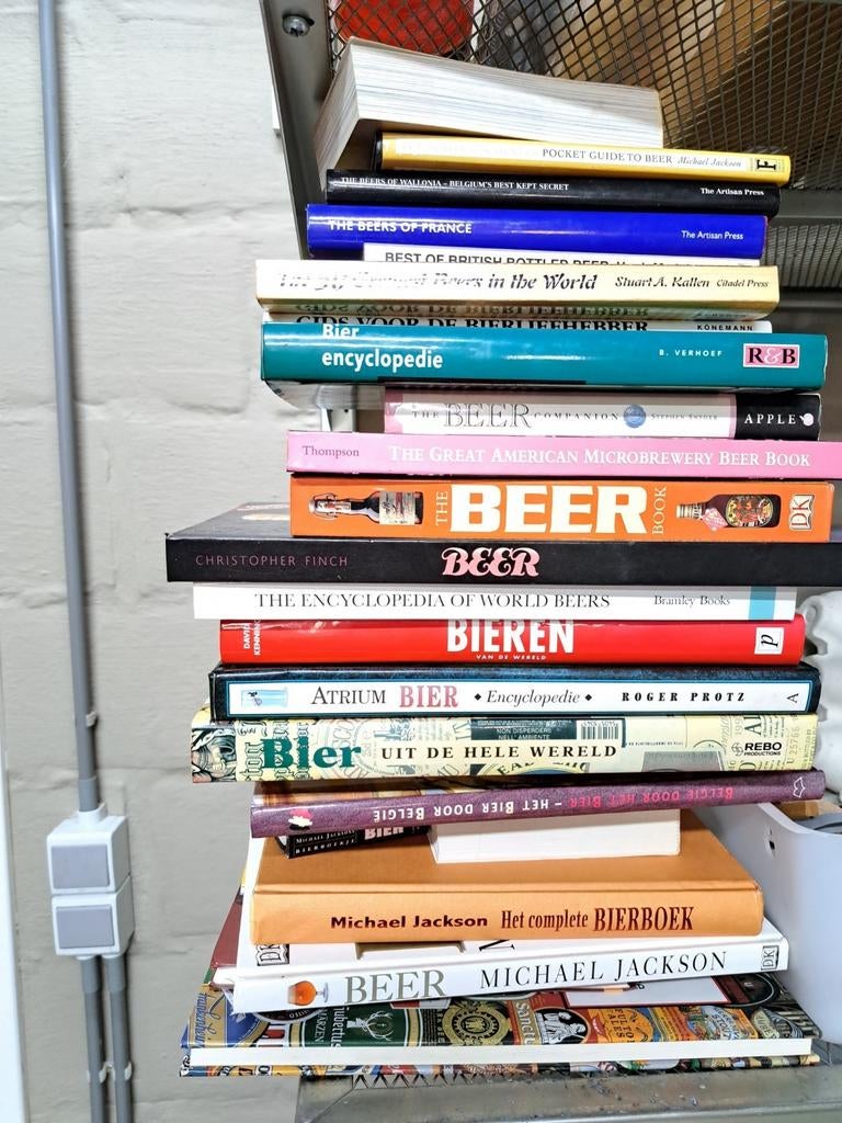de nombreux livres sur les bières, nationales et internation, Enlèvement ou Envoi, Comme neuf