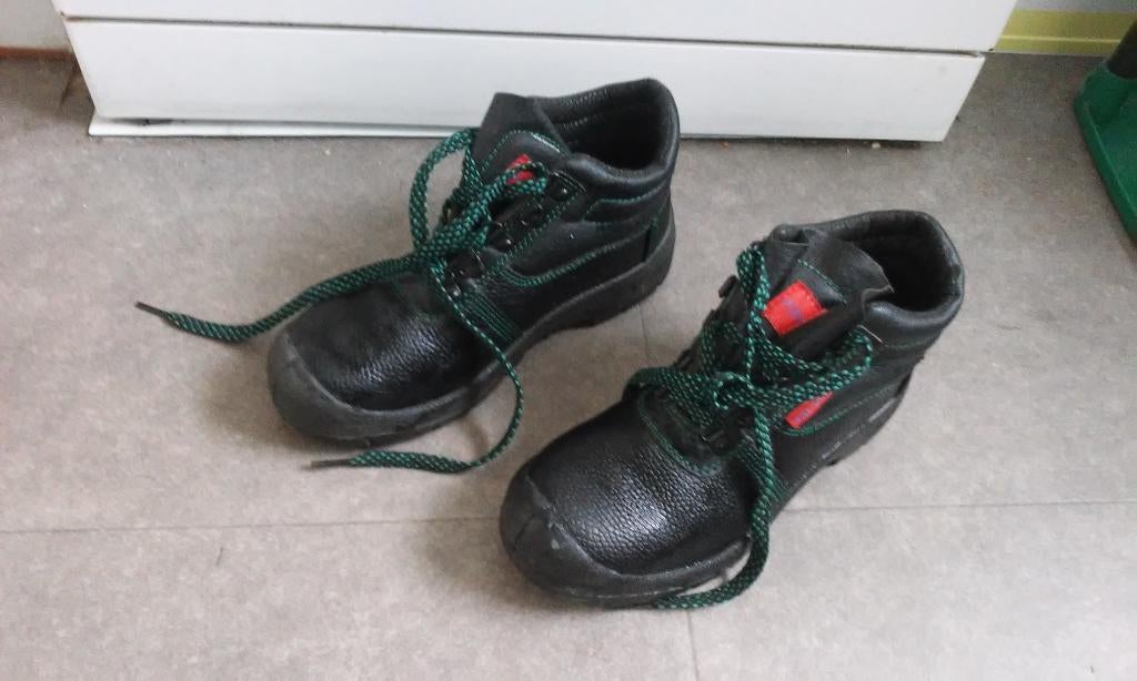 zwarte schoenen met stalen zool, Zwart, Ophalen of Verzenden, Werkschoenen, Gedragen