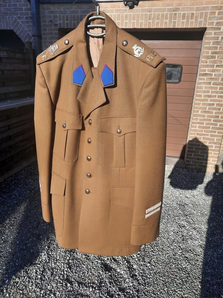 Volledig militair kostuum met insignes, Verzamelen, Ophalen