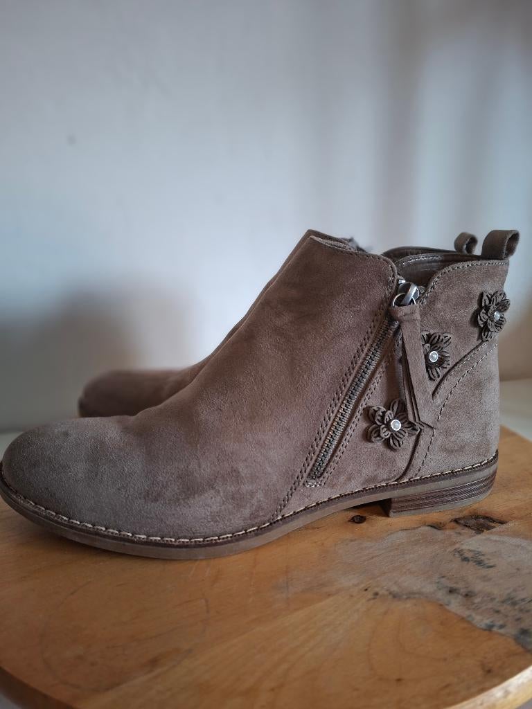 Graceland taupe suède enkellaarsjes met bloemendetails, Comme neuf, Brun, Envoi, Boots et Botinnes