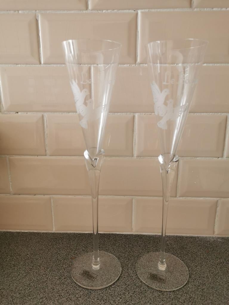 2 champagnefluiten met 2 duiven „Le Bouquet” H31,50 cm, Ophalen, Zo goed als nieuw