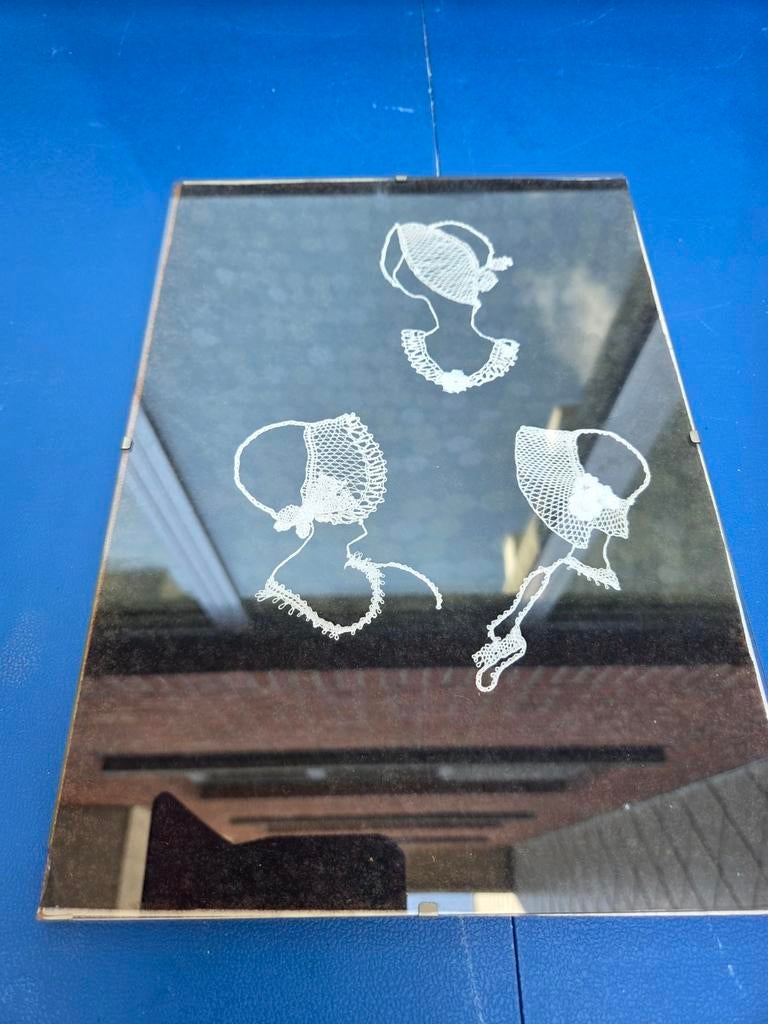 Lacet de Bruges derrière une vitre., Enlèvement ou Envoi