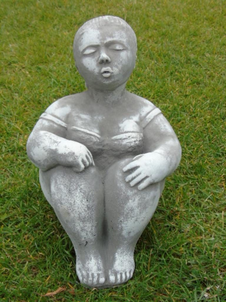 Vrouw zittend in een Pat Stone-trui, geweldige prijs!, Tuin en Terras, Tuinbeelden, Ophalen, Nieuw, Steen, Mensenbeeld