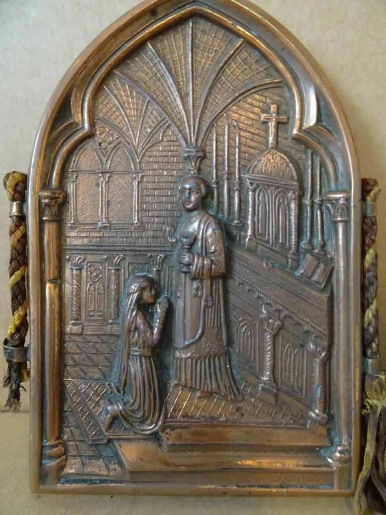 J.M.P.C. Belgium relief en cuivre antique Marie + le prêtre, Antiquités & Art, Antiquités | Objets religieux, Enlèvement ou Envoi