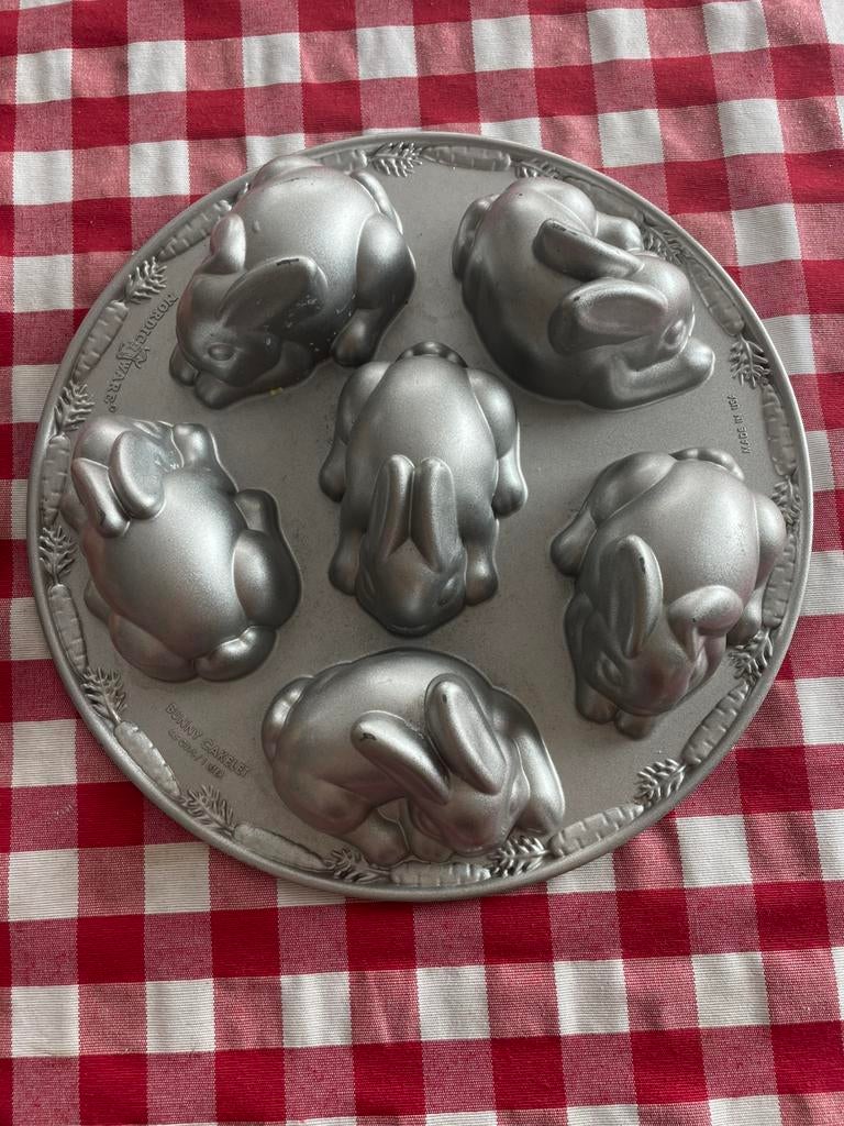 Bakvorm 6 konijntjes Nordic Ware, Ophalen of Verzenden, Zo goed als nieuw, Bakvorm