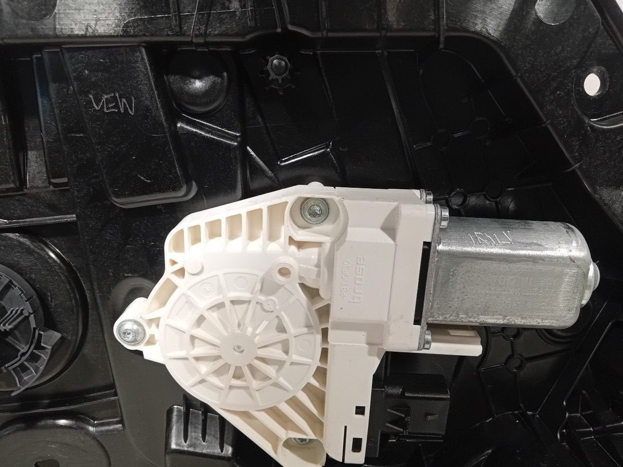 Raammechaniek elektrisch links voor Tesla Model, Onderdelen@venauto.nl, Van der Ven Autorecycling B.V., Ettenseweg 76, 4706 PB Roosendaal, The Netherlands