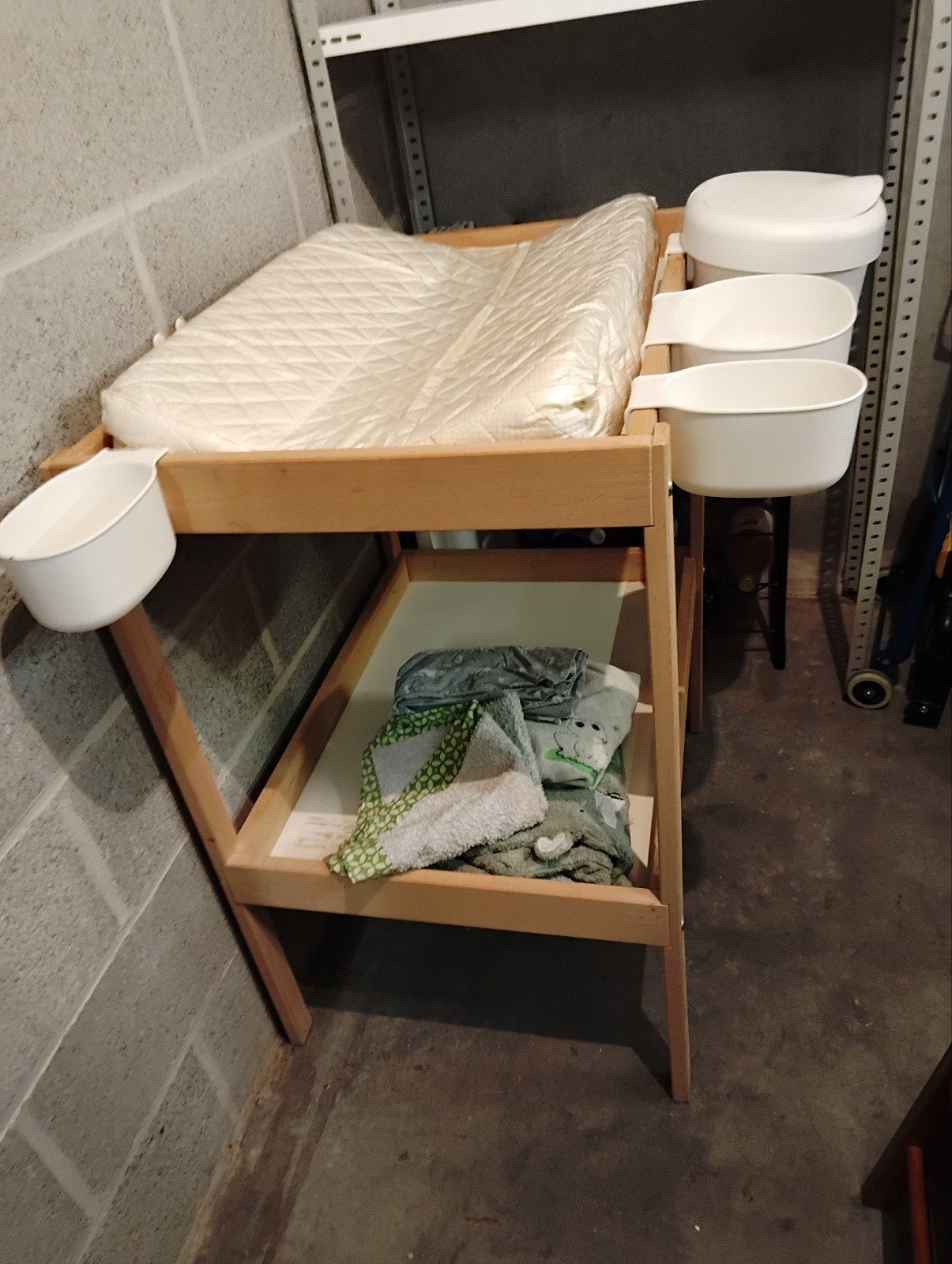 Table à langer Ikéa avec matelas et accessoires, Enlèvement, Utilisé, Table(s)