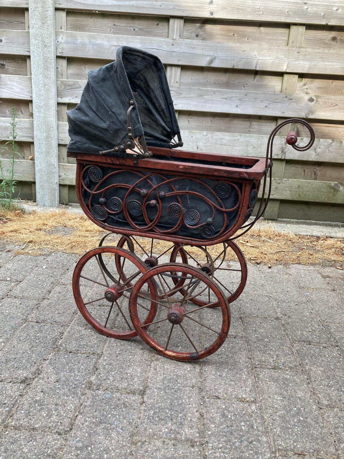 Antieke poppenwieg, Enlèvement