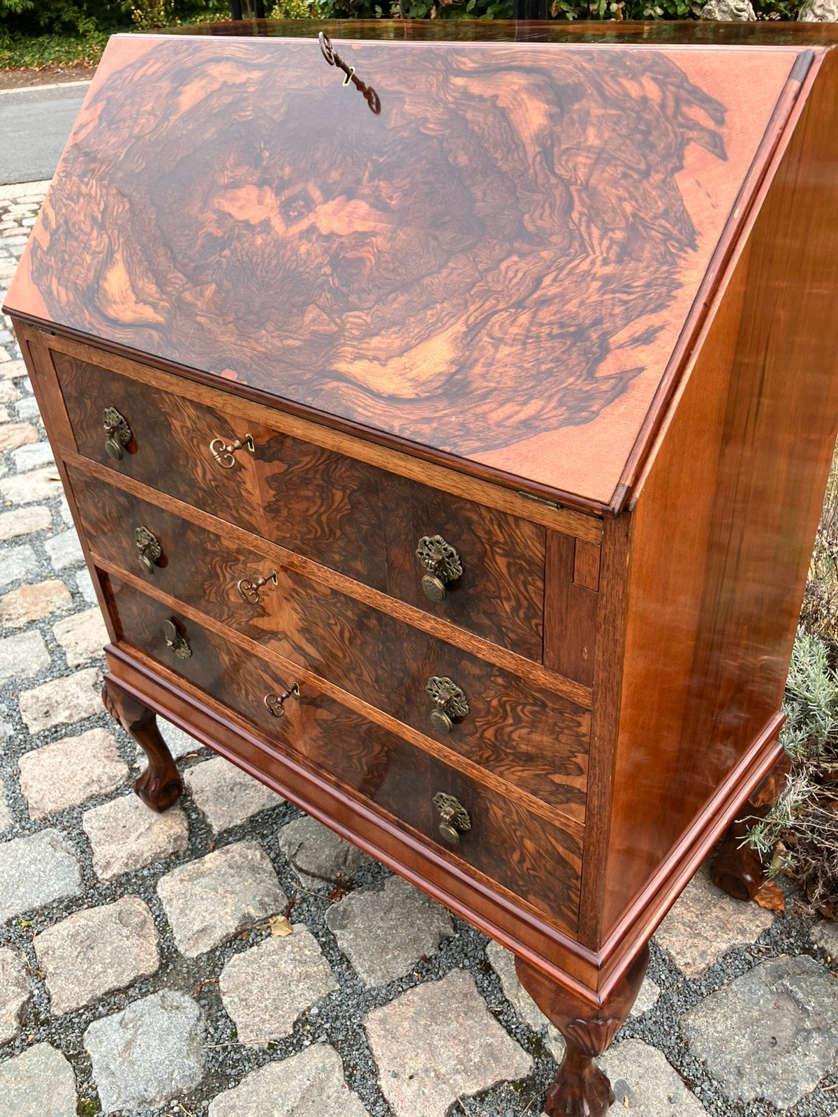 Walnoot gregoriaans secretaire met klauwpoten, Ophalen